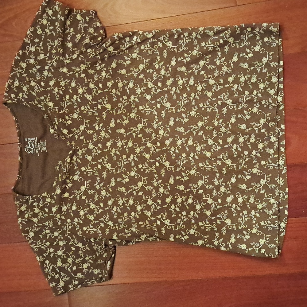 Perfect Fit Stretch top, brown with cream colored flowers